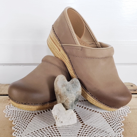 Ode to Dansko♡Heart & SouLe.. of the rocker bottom roLL clogs iconic flagship - Picture 2 of 15